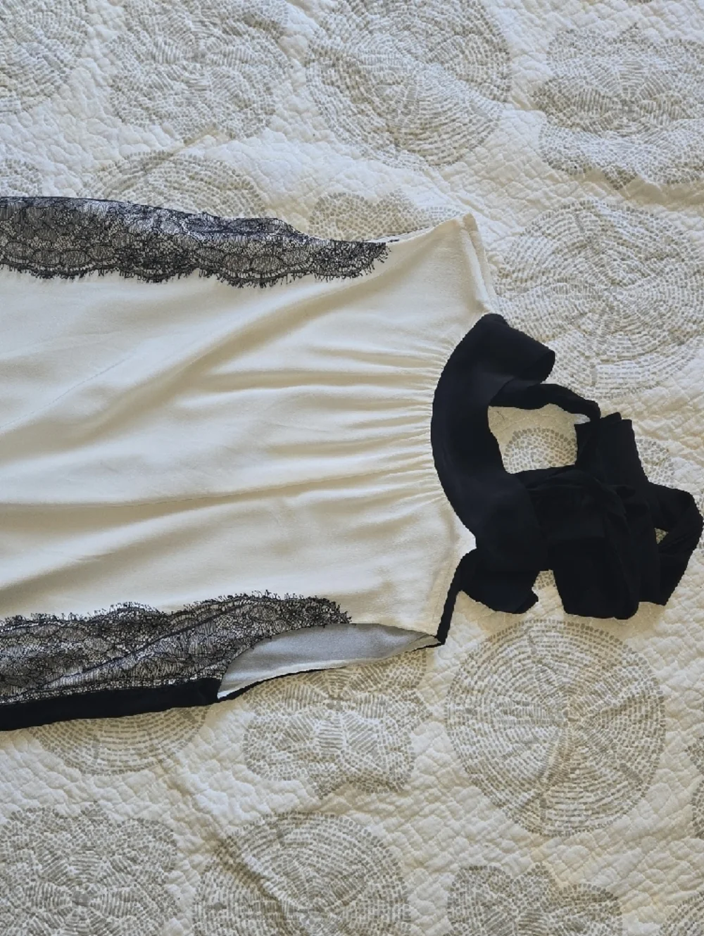 Dolce & Gabbana White Dress with Black Lace Trim - Picture 6 of 6